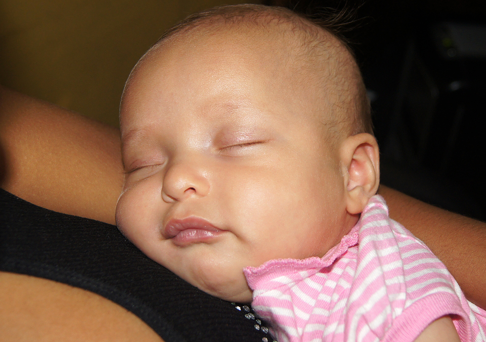 Bebé colombiana durmiendo apaciblemente sobre el pecho de su mamá