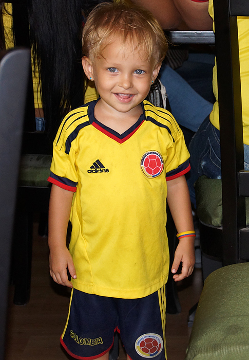 Bebé colombiana rubia con su uniforme de fútbol
