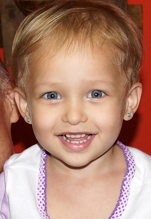 Bebé colombiana de ojos azules y piel clara sonriéndo
