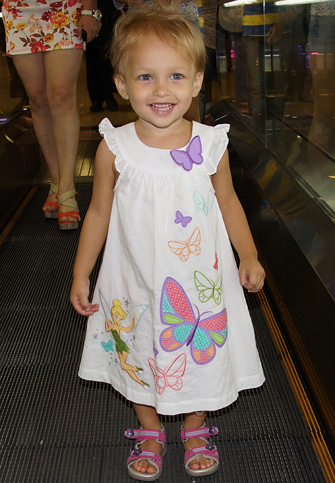 Linda bebé colombiana con un lindo vestido de mariposas