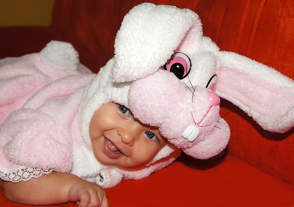 Bebé de cuatro meses disfrazada para Halloween de conejito rosado