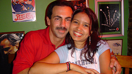 Pareja feliz, él con el brazo en su media naranja