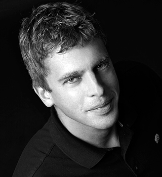 Retrato en blanco y negro de hombre con camisa oscura