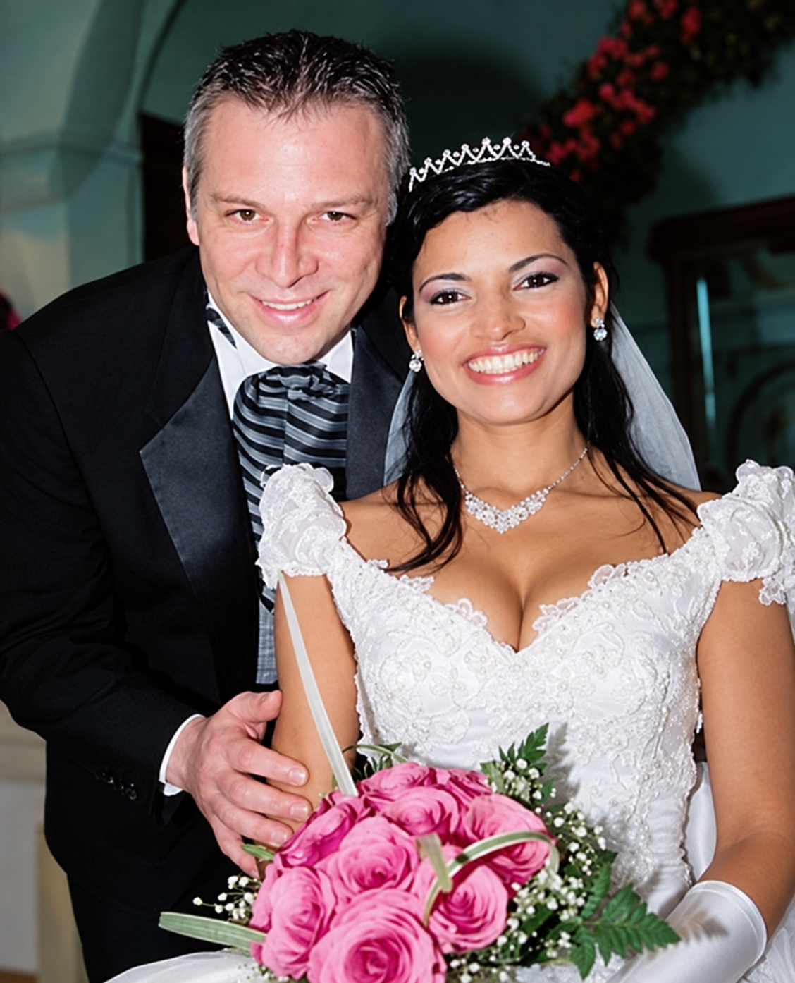 Mujer colombiana y su esposo extranjero sonríen juntos